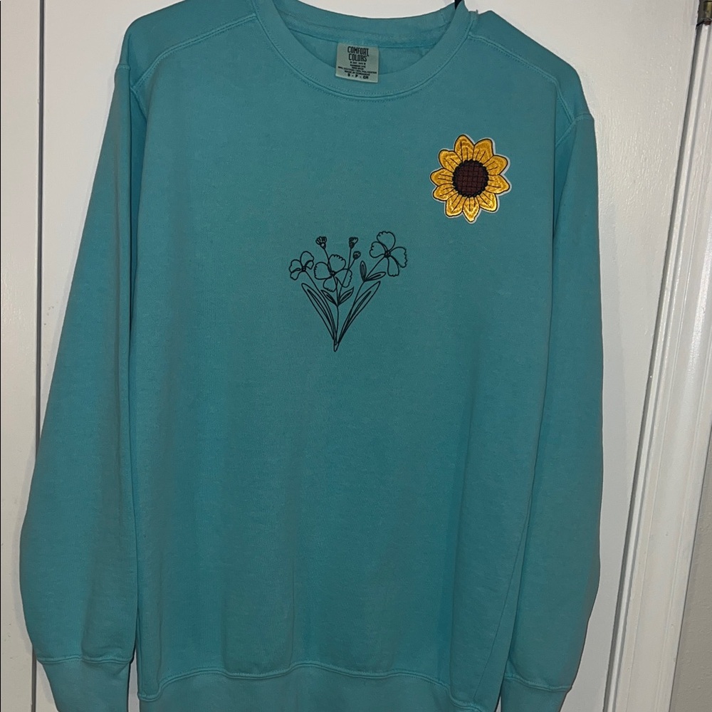 Comfort Colors mint greenish w/ sunflower appliqués. Sm-p-ch. Very well made